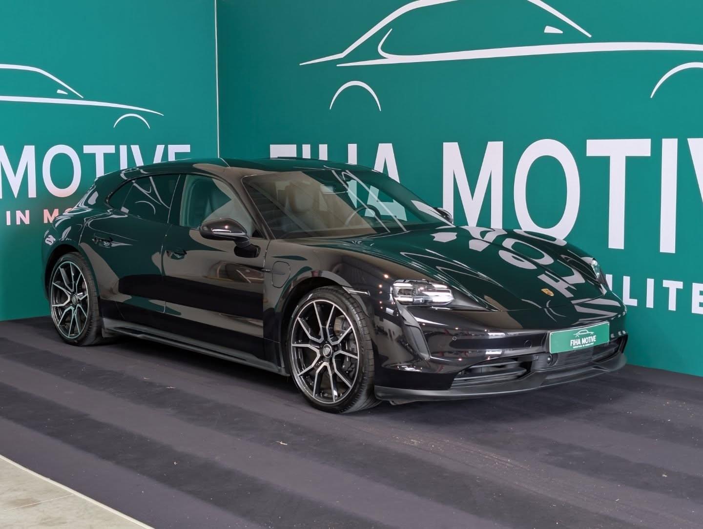 Verkochte tweedehands auto Porsche Taycan Sport Turismo in showroom FiHa