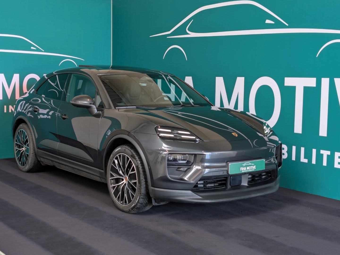 Verkochte nieuwe auto Porsche Macan 4 Electric in showroom FiHa